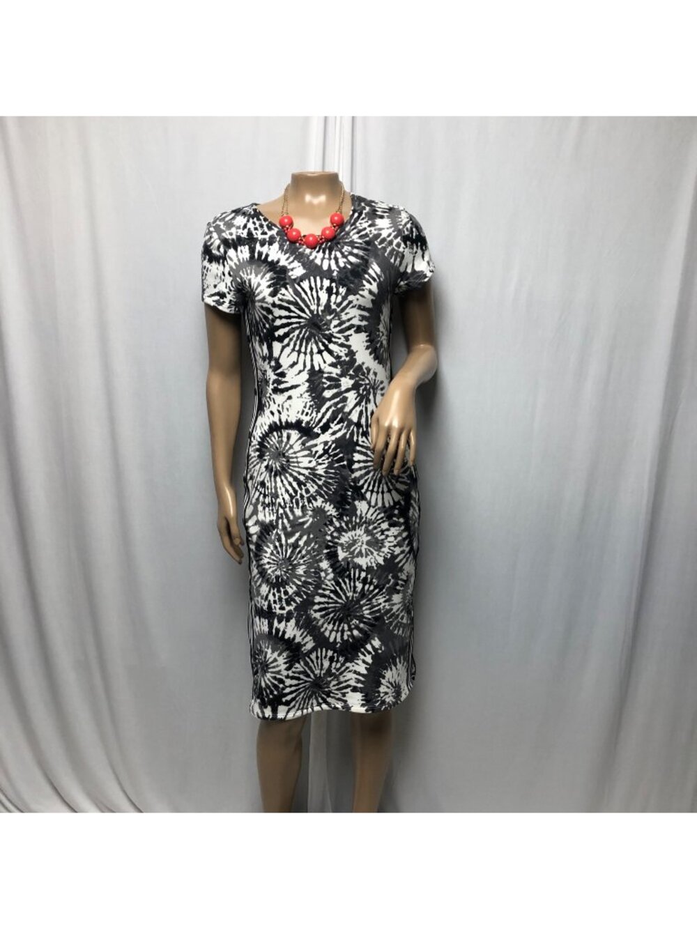 No Boundaries Dress Size Medium 7-9 Black White Tie Dye Soft Knee Length Bodycon
